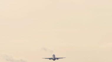 Uçak kalkış, kalkış, uzun mesafe. Yüksekliğe tırmanan uçak, arka görüş