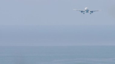 İniş yapmak üzere olan bir jet yolcu uçağı görüntüsü. Uçak geldi. Uçak uçuyor.