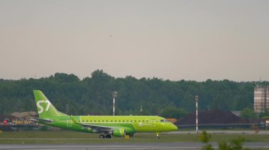 NOVOSIBIRSK, RUSSIAN FEDERATION - 10 Haziran 2020: Ticari uçak Embraer E170, S7 Airlines 'ın VQ-BYB' si Tolmachevo havaalanında taksicilik, yan görüş, uzak çekim