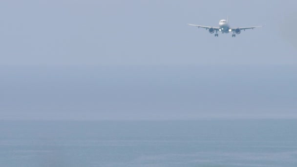 着陸に近づくジェット旅客機のロングショット フライト到着 飛行機が飛んでいる — ストック動画
