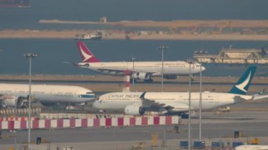 HONG KONG - 09 Kasım 2019: Hong Kong havaalanına indikten sonra inen Cathay Dragon Airbus A330 yolcu uçağı. Uçak geliyor.