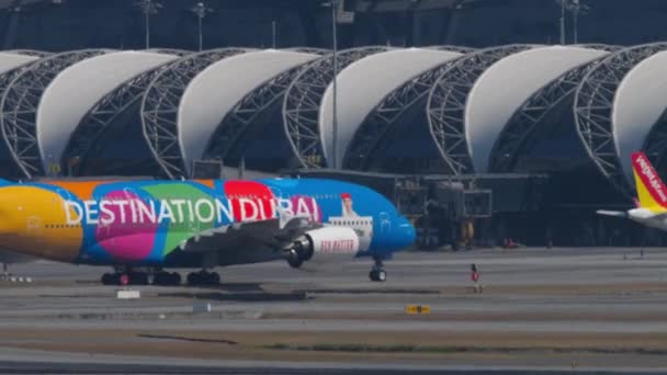 Bangkok Thailand Januari 2023 Dubbeldeks Airbus A380 Van Emiraten Taxiën — Stockvideo