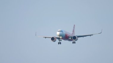 PHUKET, THAILAND - 27 Kasım 2019: uçaklar uçuyor. Airplane Airbus A320, AirAsia 'nın 9M-AGL' si iniş yapmadan önce yaklaşıyor..