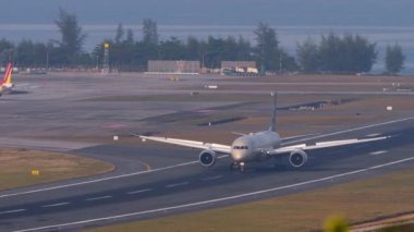 PHUKET, THAILAND - 23 Şubat 2023: Etihad Havayolları uçakları Phuket havaalanına indikten sonra fren yapıyor. Dreamliner uçakları havaalanında. Uçak geliyor. Spoiler hazır.