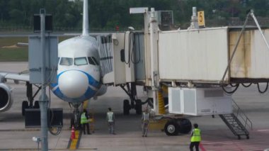 PHUKET, THAILAND - 28 Şubat 2023: Jet Airbus A320 Bangkok Havaalanı terminalinde. Kolu uçağa kenetliyorum. Uçuştan önce uçak hazırlığı.