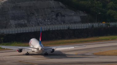 PHUKET, THAILAND - 23 Şubat 2023: Boeing 767, RA-73030 Azur Air taksisi Phuket havaalanında, yan görüş. Uçak geliyor.