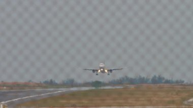 Jet uçağı inişe geçiyor. İniş yapan bir uçağın görüntüsü. Uçak uçuşu, ön manzara.