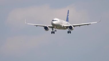 MOSCOW, Rusya Federasyonu - 29 Temmuz 2021 Airbus A320, Aeroflot SkyTeam Livery 'den VP-BLP Sheremetyevo havaalanına iniyor.