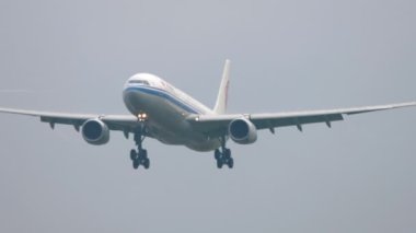 MOSCOW, Rusya Federasyonu - 29 Temmuz 2021 Airbus A330, B-5947 Sheremetyevo havaalanına iniş yaptı. Uçak geliyor, yan görüş. Yağmurda uçan uçak