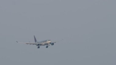 PHUKET, THAILAND - 22 Şubat 2023: Katar Havayolları Airbus A330 Phuket havaalanına inişe geçiyor. Turizm ve seyahat kavramı