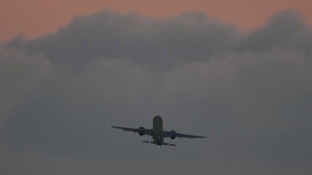 Silhouette Avion Grimpant Dans Ciel Couchant Vue Arrière Images Départ — Video