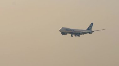 BANGKOK, THAILAND - Mart 01, 2023: Geniş gövdeli Boeing 747, Nippon Kargo Havayolları 'ndan JA15KZ yaklaşıyor, alçalıyor. Jumbo Jet inişe geçiyor.