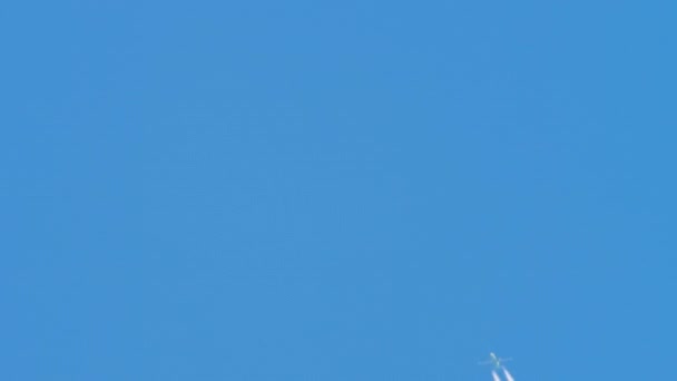 Avión Reacción Sube Través Cielo Azul Vibrante Dejando Una Estela — Vídeo de stock