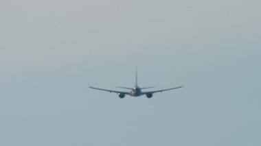 Kalkıştan sonra jet uçağı tırmanışı. Uçak kalkıyor. Gökyüzünde uçak silueti