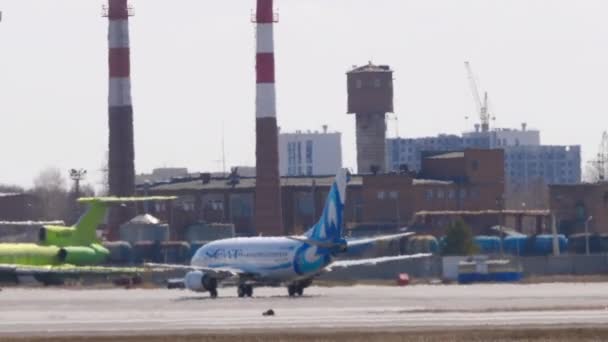 Novosibirsk Russian Federasyon Nisan 2024 Scat Havayollarından Bir Yolcu Uçağı — Stok video