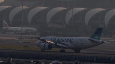 BANGKOK, THAILAND - 01 Mart 2023: Yolcu uçağı Boeing 787 Air Austral iniş ve frenleme Suvarnabhumi Havaalanı, Bangkok. Air Austral Fransız Havayolları. Spoiler hazır.