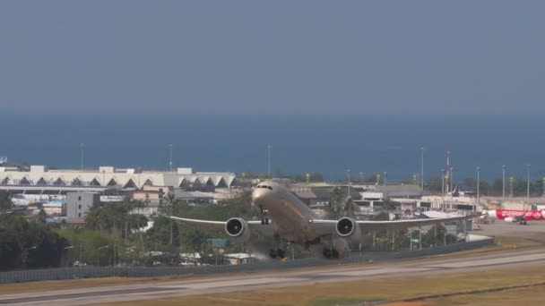 Phuket Thailand February 2023 ボーイング787ドリームライナー エティハド航空のA6 Bluは プーケット空港で離陸 サイドビュー 滑走路の飛行機 — ストック動画