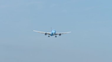 PHUKET, THAILAND - 19 Şubat 2023: Boeing 787 Dreamliner, Etihad Havayollarının A6-BND 'si Phuket Uluslararası Havaalanına indi. Denizin üstüne inen bir uçak. Seyahat kavramı