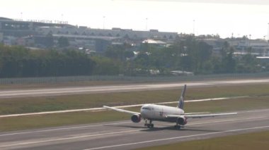 PHUKET, THAILAND - 19 Şubat 2023: Boeing 767-306ER, RA-73032 Azur Air, Phuket Havaalanı, yan görüş. Uçak tırmanışı. Seyahat kavramı