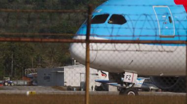 PHUKET, THAILAND - FEBRUARY 05, 2023: Yakın plan, TUI 'den Boeing 787 Dreamliner, SE-RFZ güneşli bir günde Phuket havaalanındaki piste taksiyle gidiyor