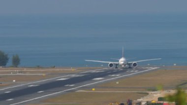 Yolcu uçağı Phuket havaalanından kalkıyor. Geniş gövdeli uçak kalkışı. Turizm seyahati kavramı