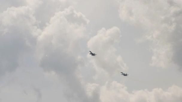 Weitschuss Zweier Militärischer Kampfflugzeuge Die Höhe Gewinnen Demonstration Militärischer Ausrüstung — Stockvideo