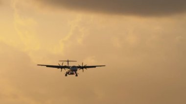 Turbopervane hava aracı iniş yapıyor, ön görüş. Gökyüzünde bir uçak. Jet uçağı uçuyor.