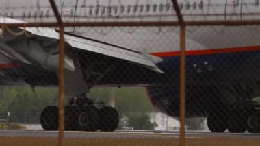 Yolcu jeti taksisi, yakın plan. İniş takımlarının ve bir uçağın motorunun görüntüleri.