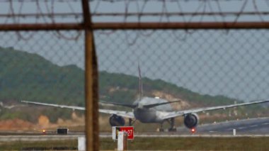 PHUKET, THAILAND - 31 Ocak 2023: Taşıyıcı Boeing 777, Katar Havayollarının A7-BAP 'si, Phuket havaalanından kalkıyor. Turizm ve seyahat konsepti. Uçak kalkıyor.