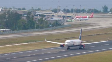 PHUKET, THAILAND - HAZİRAN 03, 2023: Jet yolcu Boeing 767-3Y0ER, RA-73079 Azur Air, Phuket havaalanından havalanıyor.