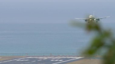 Bir jet ticari uçağının ön görüntüsü inişe yaklaşıyor. Uçak iniyor. Uçak uçuyor.