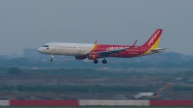 BANGKOK, THAILAND - Mart 01, 2023: Airbus A321, HS-VKG Tayland Jet Havaalanı, Bangkok, Suvarnabhumi Havaalanı 'na iniyor. Yolcu uçağı geliyor.