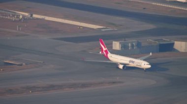 HONG KONG - 09 Kasım 2019: Hong Kong havaalanında taksicilik yapan Qantas yolcu uçağı, üst görüş. Qantas Havayolları Limited bir Avustralya havayolu şirketidir.