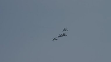 Gökyüzünde savaş uçakları. Askeri uçaklar akrobatik manevralar yapıyor. Uçak ordusu. Havada dönen uçak, aşırı uçuş.