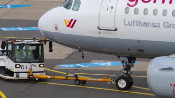 Dusseldorf Alemania Julio 2017 Tractor Remolcando Avión Pasajeros Germanwings Aeropuerto — Vídeos de Stock