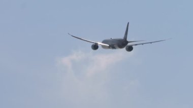 PHUKET, THAILAND - 23 Şubat 2023: Boeing 787 Dreamliner, Etihad Havayolları 'nın A6-BLU uçakları, Phuket Havaalanı' na tırmanıyor, dikiz manzaralı. Gökyüzünde uçak, dikiz manzaralı.