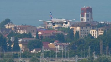 SOCHI, RUSSIA - AĞUSTOS 03, 2022: Aeroflot 'a inen Airbus A320. Yolcu uçuşu. Şehrin üzerinde gökyüzünde bir uçak