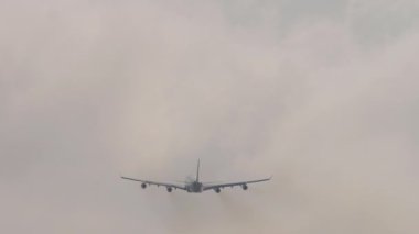 Geniş gövdeli uçak kalkıyor, uzun menzilli, dikiz manzaralı. Uçak kalkıyor. Uçak kalkıyor, tırmanıyor. Turizm ve seyahat kavramı