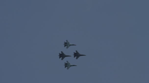 Militärische Kampfjets Der Gruppe Fliegen Hoch Himmel Silhouette Eines Bombers — Stockvideo