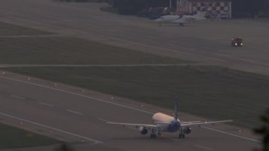 SOCHI, RUSSIA - AUGust 03, 2022: Airbus A320 Ural Havayolları 'nın alacakaranlıkta çekimleri, Adler, Sochi havaalanından kalkıyor. Seyahat kavramı