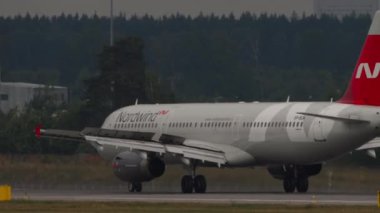 MOSCOW, Rusya Federasyonu - 29 Temmuz 2021: Airbus A321, Nordwind Havayolları 'nın VP-BGH' si Sheremetyevo havaalanına indikten sonra fren yapıyor. Spoiler hazır.