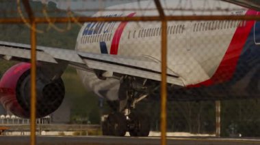 PHUKET, THAILAND - 16 Şubat 2023: Yolcu jeti Boeing 767, RA-73032 Azur Air pisti, Phuket havaalanında kalkışa hazır. Uçak kalkıyor. Seyahat kavramı
