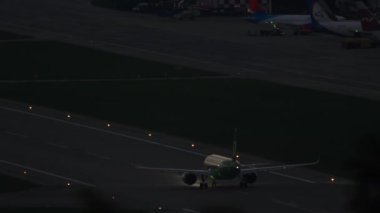 SOCHI, RUSSIA - 30 Temmuz 2022: S7 Airlines 'ın uçağı gün batımında havalanıyor, gökyüzü, dikiz manzaralı. Uçağın kalkış görüntüsü. Uçak kalkıyor.