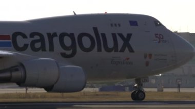 NOVOSIBIRSK, RUSSIAN FEDERASYONU - 20 Ekim 2021: Cargolux 747 'nin kargo uçağı Boeing 747, Tolmachevo havaalanında taksicilik, orta atış, yan görüş. Jumbo jet takside.