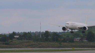 MOSCOW, Rusya Federasyonu - 29 Temmuz 2021: Boeing 777-35EER, Nordwind Havayolları 'nın başkan yardımcısı. Yavaş çekimde bir yolcu uçağı geliyor.