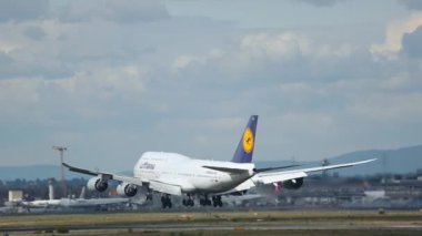 FRANKFURT AM MAIN, ALMANY - Eylül 04, 2015: Boeing 747, D-ABYG Lufthansa inişi, piste inme ve Frankfurt havaalanında fren yapma, arka görüş. Spoiler verin. Jumbo jet geliyor.