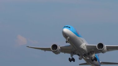 PHUKET, THAILAND - 22 HAZİRAN 2023: Boeing 787 Dreamliner, SE-RFZ of TUI Fly, Phuket Havalimanı 'ndan havalandı. Uçan uçakların sinematik görüntüleri. Turizm ve seyahat kavramı