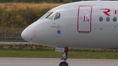 MOSCOW, Rusya Federasyonu - 29 Temmuz 2021: Ticari uçak Sukhoi Superjet 100, Rossiya Havaalanı SVO 'da taksicilik yapan RA-89111. Seyahat kavramı