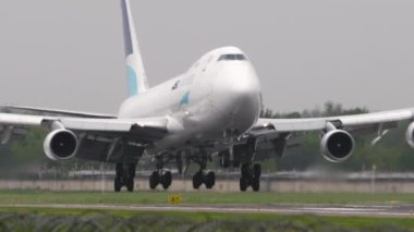 ALMATY, KAZAKHSTAN - 12 Mayıs 2024: Boeing 747, ASL Havayollarının iniş, iniş ve frenleme, spoiler yukarı. Jumbo jet geliyor.