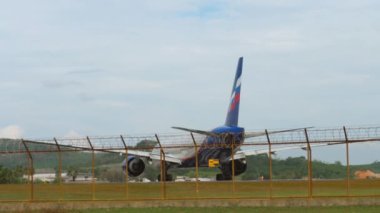 PHUKET, THAILAND - 26 HAZİRAN 2023: Aeroflot Boeing 777 Phuket havaalanı, arka görüş pistinde taksicilik. Uçak kalkışa hazır.